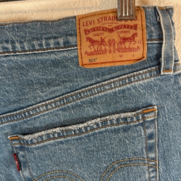 Levi’s 501 Cut Off Denim Jean Shorts Button Fly Size 32 - Picture 2 of 9